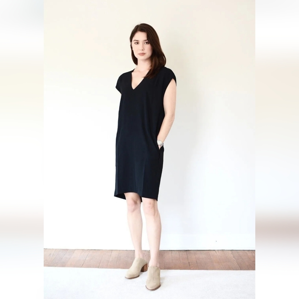 Everlane The Japanese GoWeave V-Neck Cocoon Dress‎ in Black